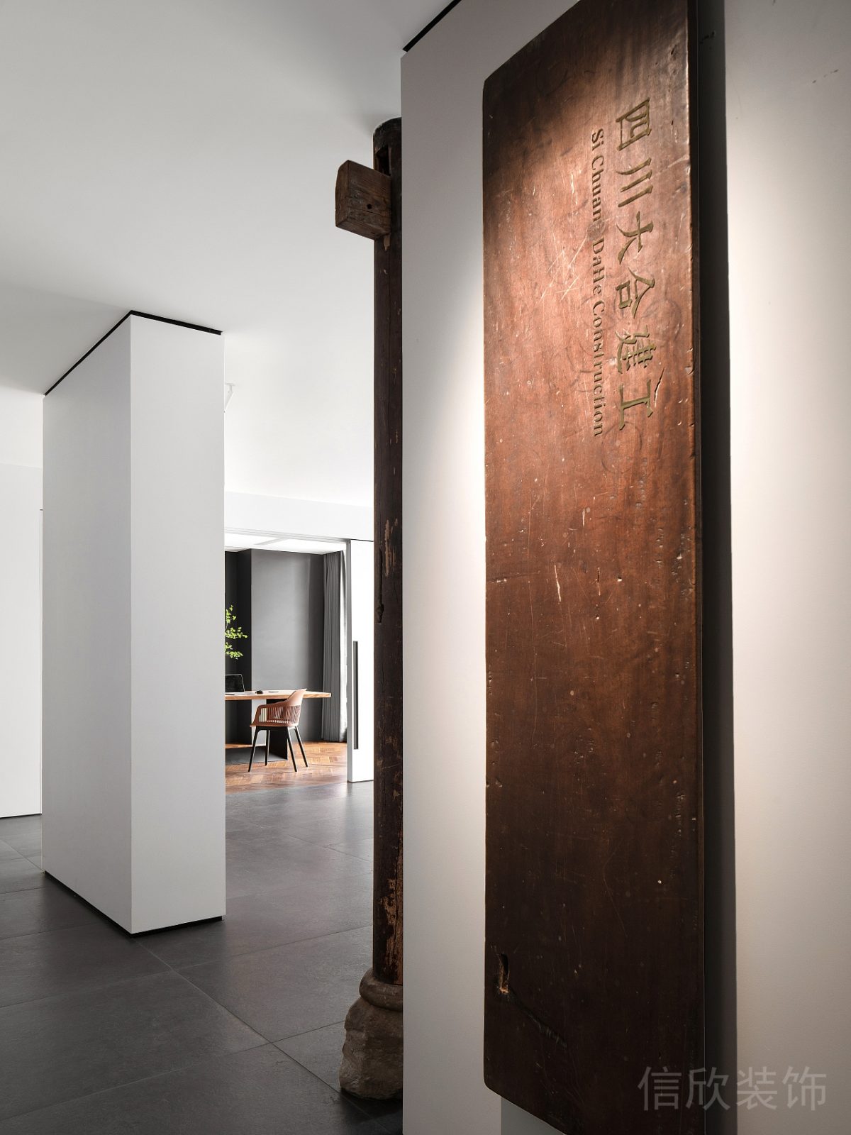質(zhì)樸現(xiàn)代簡(jiǎn)約風(fēng)辦公空間過道墻面木制招牌設(shè)計(jì)