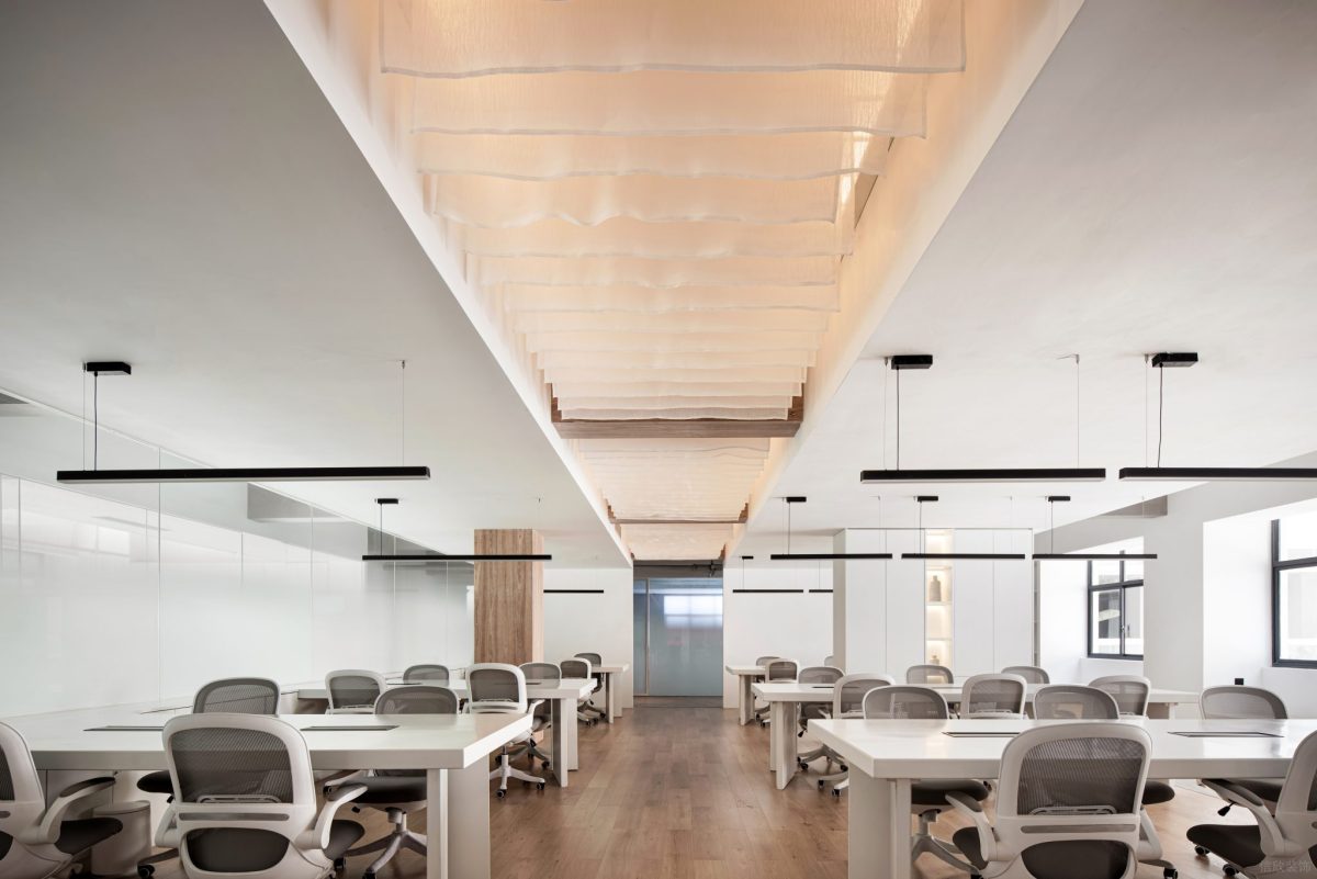 對稱式多人辦公室裝修設(shè)計員工工作區(qū)