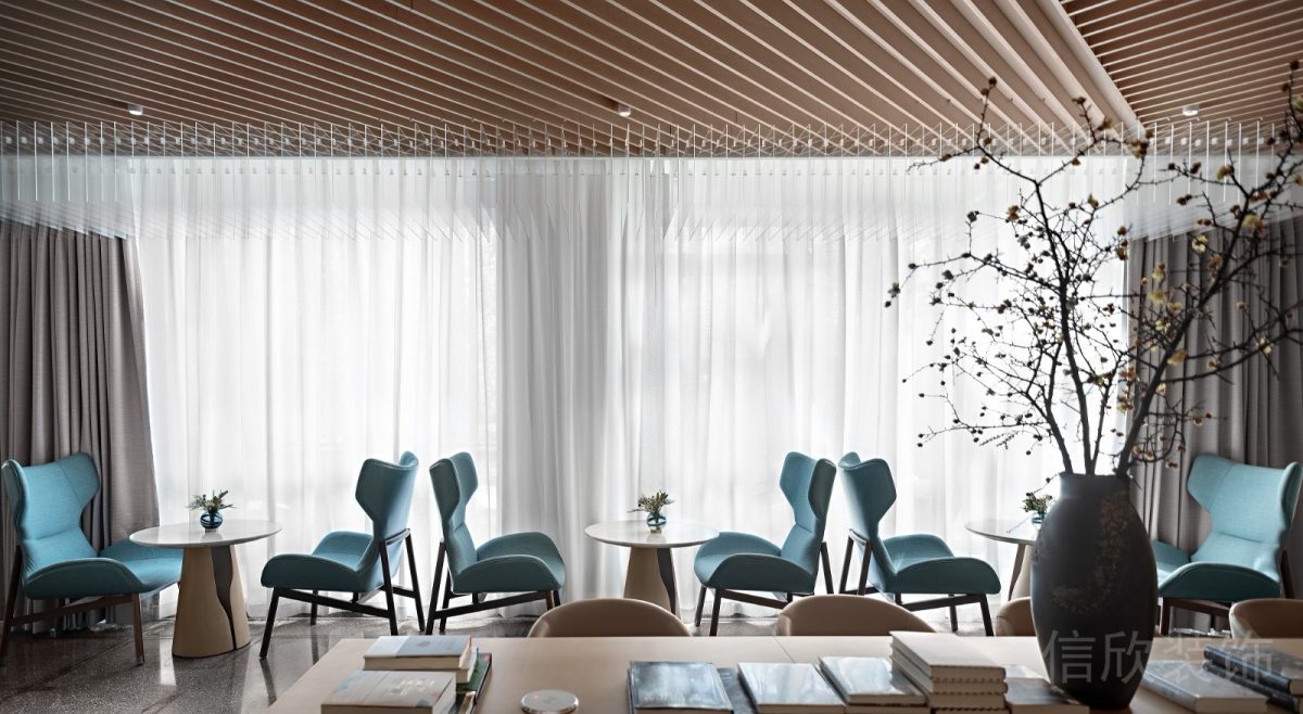 辦公室設(shè)計(jì)木飾板鏤空天花窗邊座椅洽談室效果圖