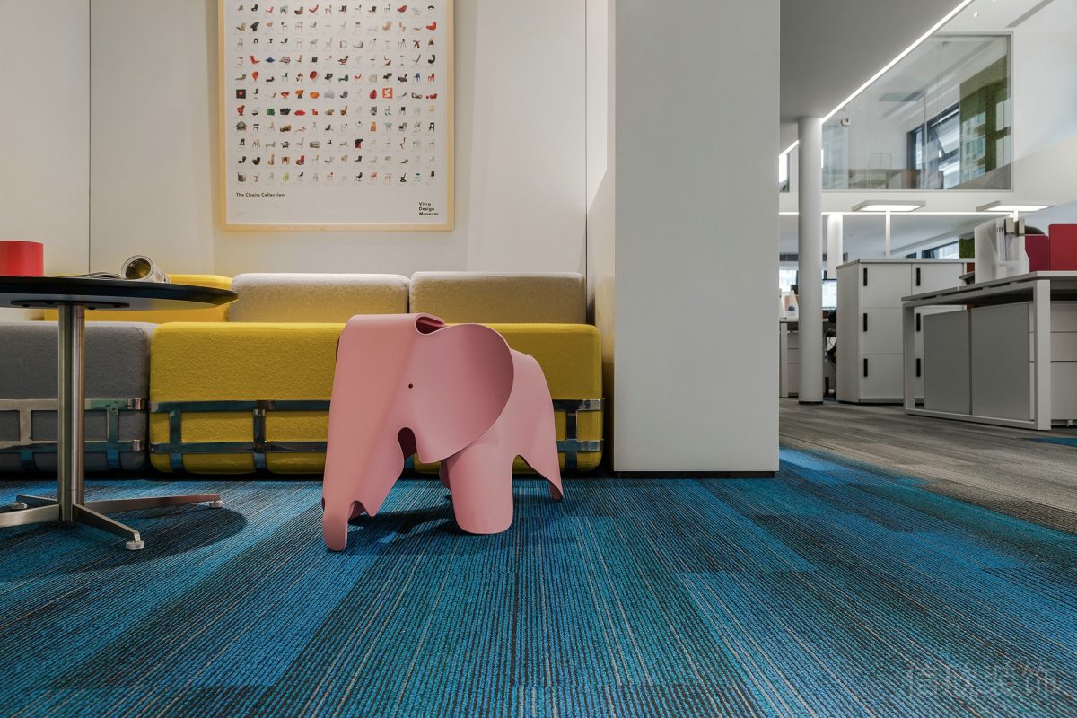 辦公室設(shè)計接待前區(qū)皮革沙發(fā)童趣設(shè)計