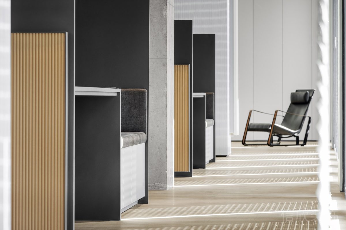 辦公室裝修設(shè)計(jì)條紋木質(zhì)獨(dú)立工作桌