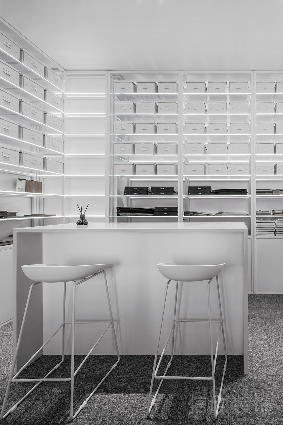 白色簡(jiǎn)約風(fēng)格辦公室吧臺(tái)柜體裝修設(shè)計(jì)