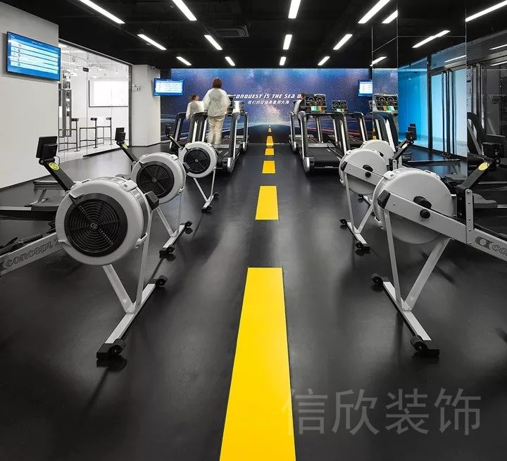 對稱式設(shè)計現(xiàn)代健身房裝修設(shè)計器械運動區(qū)