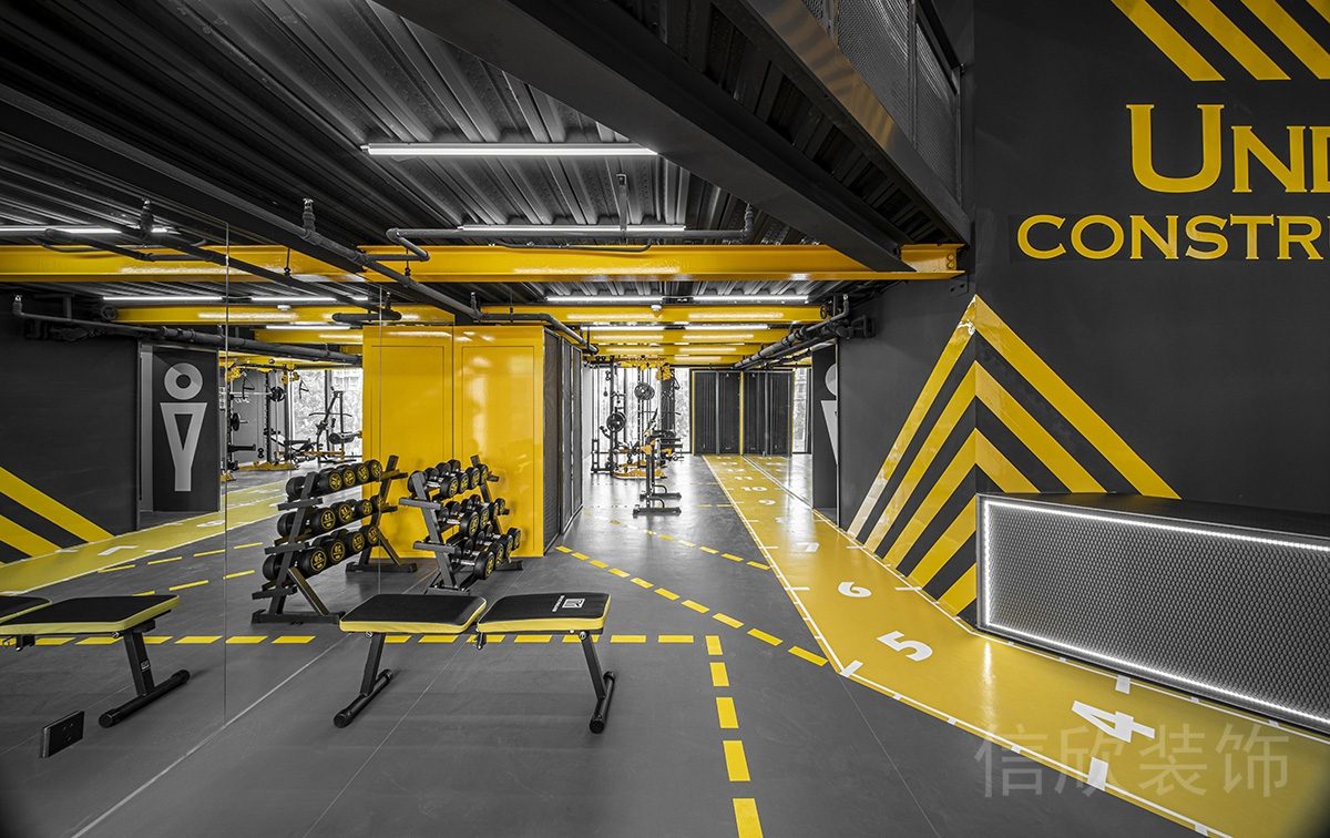 工業(yè)風(fēng)天花板搭配數(shù)字設(shè)計(jì)地板涂鴉健身房效果圖