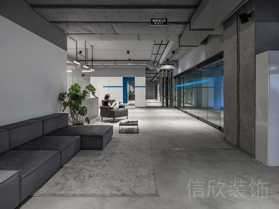 工業風裝修設計布藝沙發過道休息區健身房設計