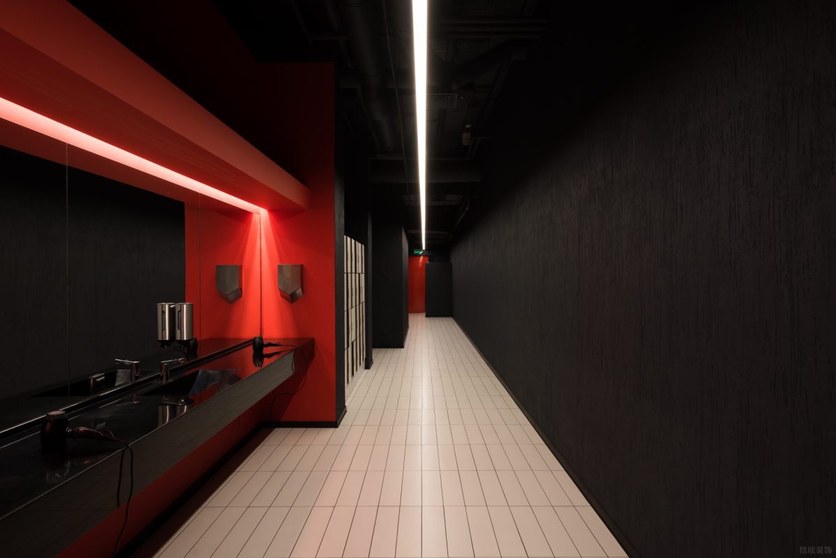 紅黑撞色健身房過道瓷磚設(shè)計(jì)led燈飾鏡面效果