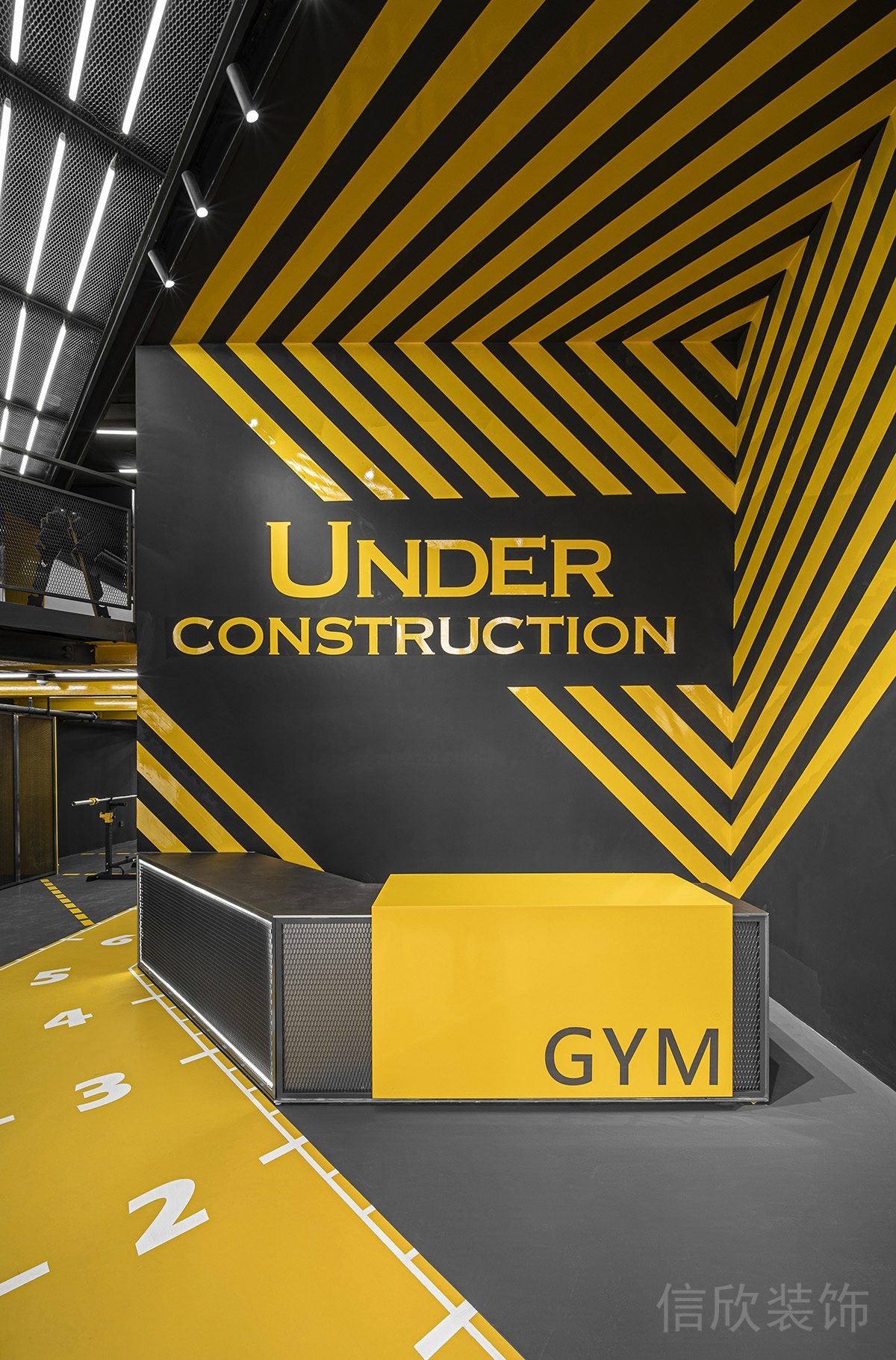 黃色條紋灰色面板鋁合金半開放式前臺(tái)健身房設(shè)計(jì)
