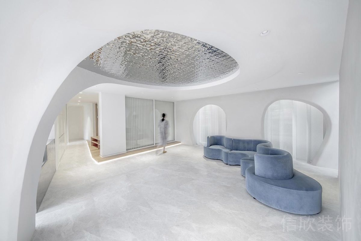 弧形藍(lán)色絨面沙發(fā)玻璃天花裝修效果圖瑜伽機(jī)構(gòu)大廳休息區(qū)