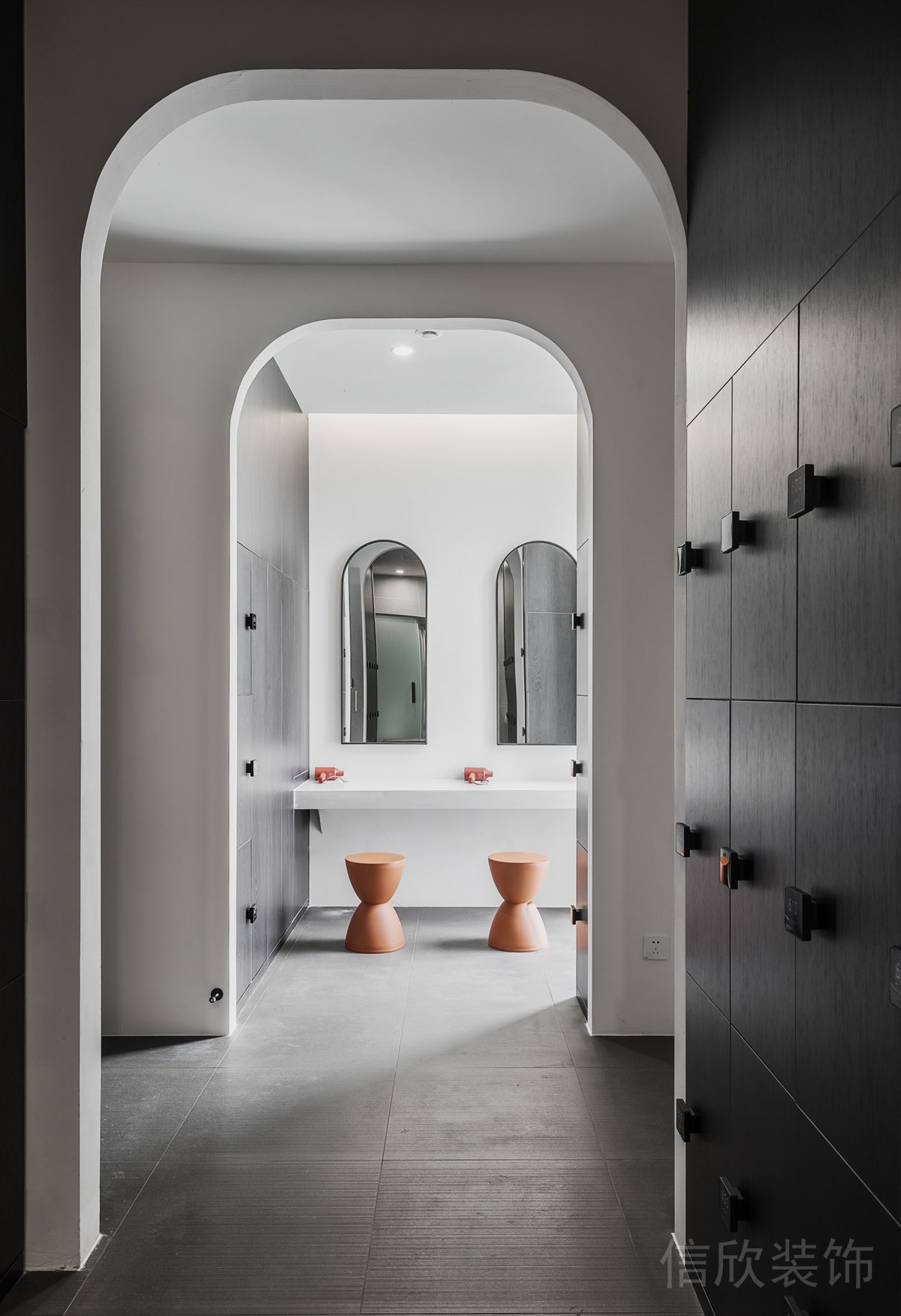 弧形設計門板裝修瑜伽機構(gòu)更衣室