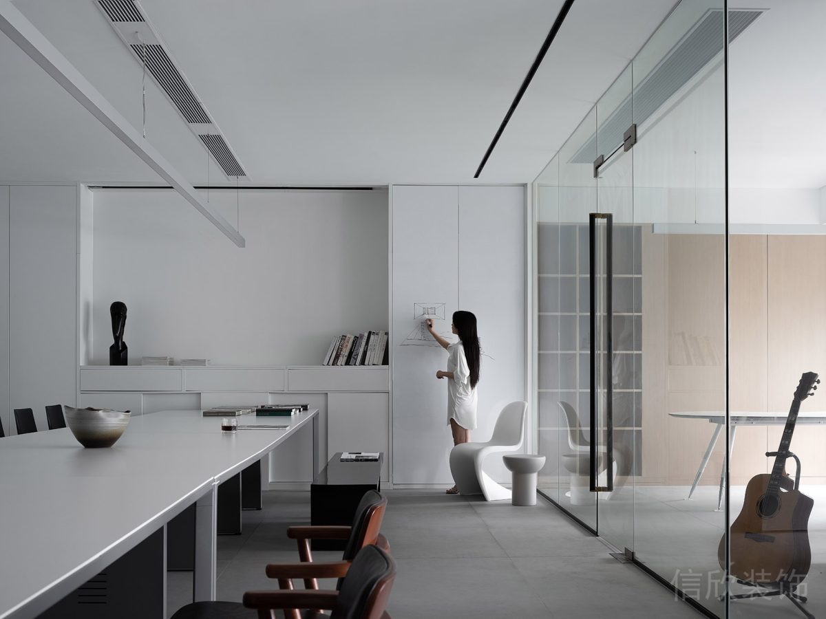 極簡風(fēng)玻璃隔斷辦公室會議廳裝修設(shè)計效果