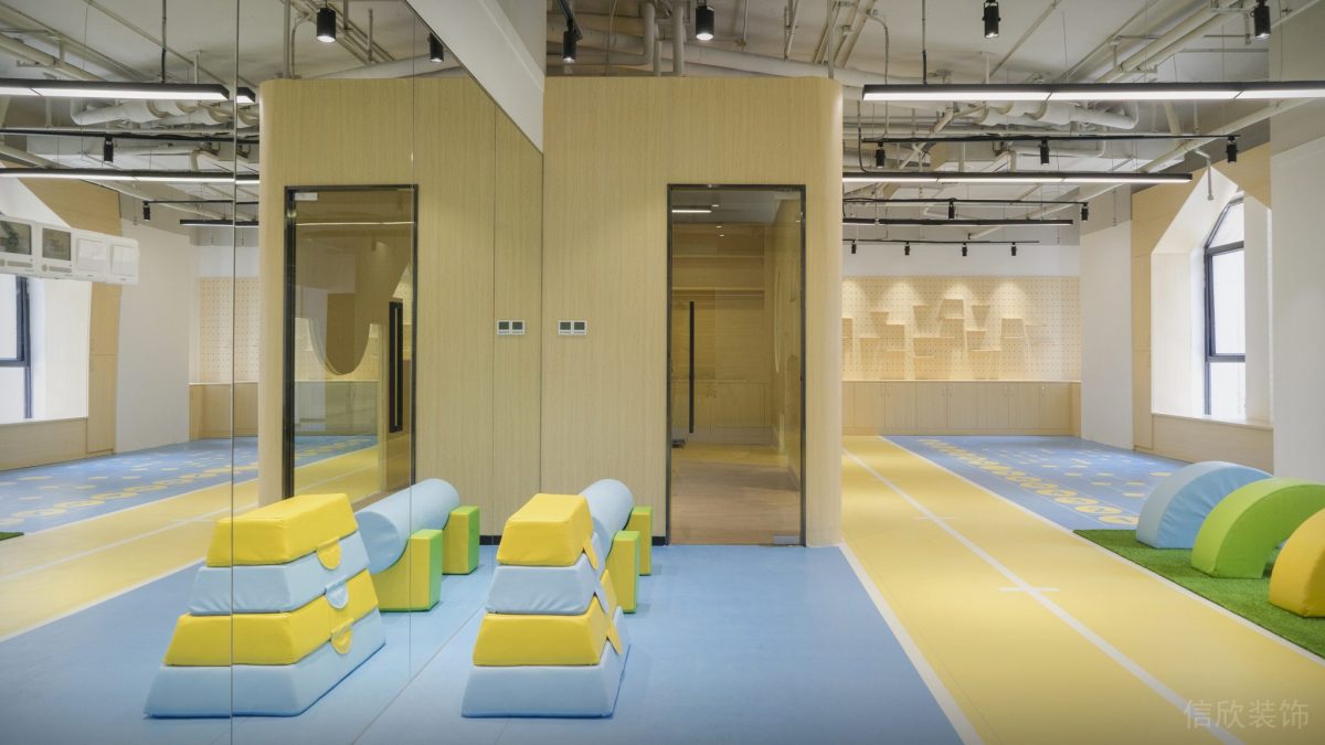 鏡面玻璃休息區(qū)瑜伽培訓機構裝修圖