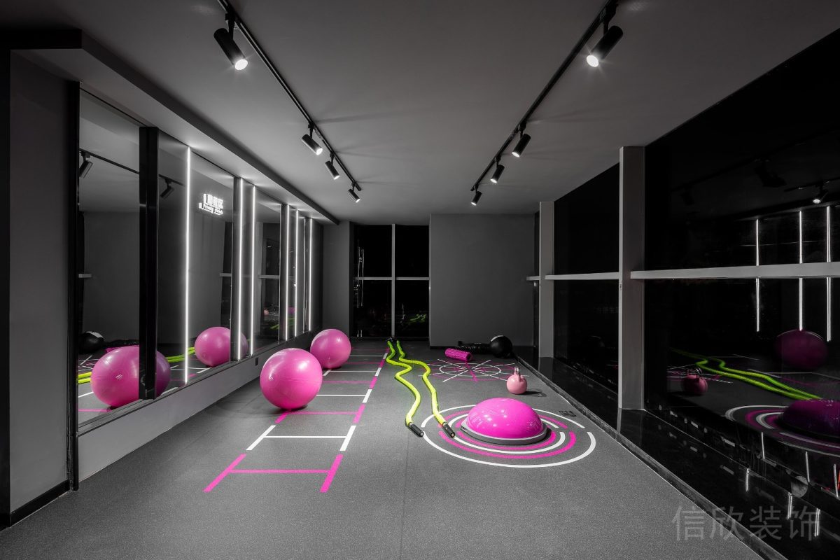 健身房私教教室鏡面設計直線射燈裝修灰調(diào)效果