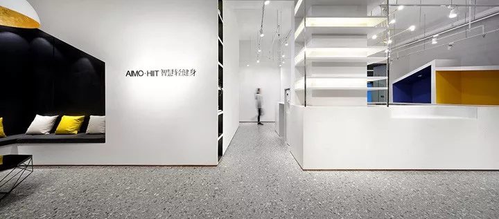 簡約風健身房黑白色調(diào)水磨石過道設(shè)計