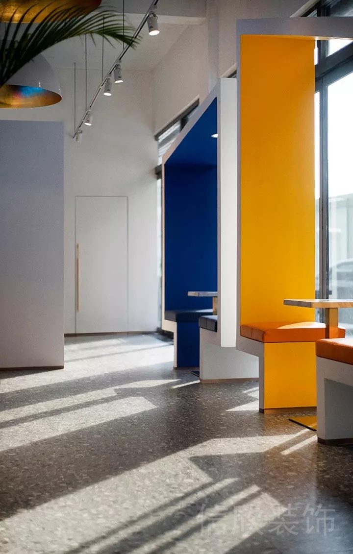 藍橙撞色創(chuàng)意洽談室裝修設(shè)計健身房休息區(qū)