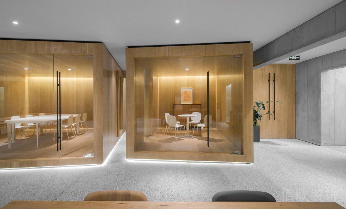 木質(zhì)玻璃會(huì)議室辦公室裝修效果圖