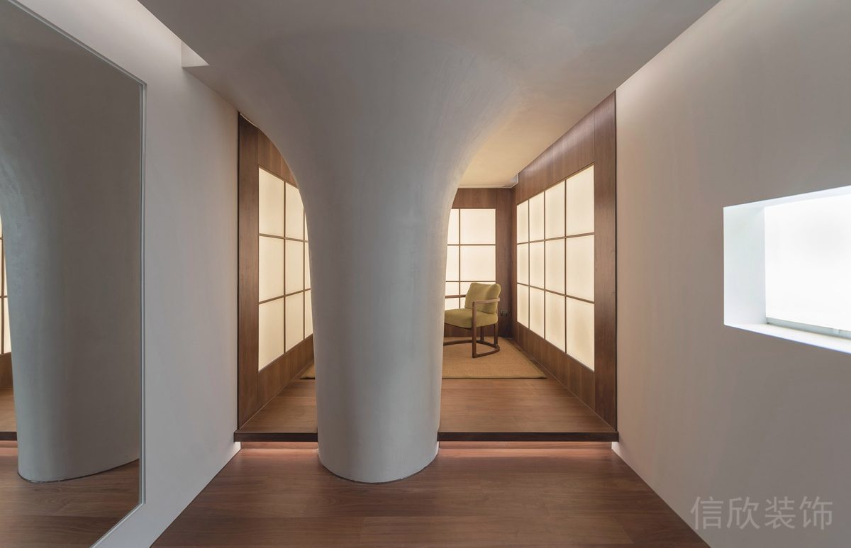 墻柱設(shè)計(jì)原木風(fēng)抬高地臺(tái)簡(jiǎn)約風(fēng)瑜伽機(jī)構(gòu)裝修