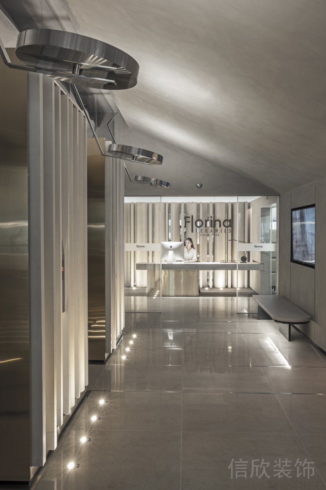 深圳市辦公室裝修灰色工業(yè)風大廳休息區(qū)過道設計