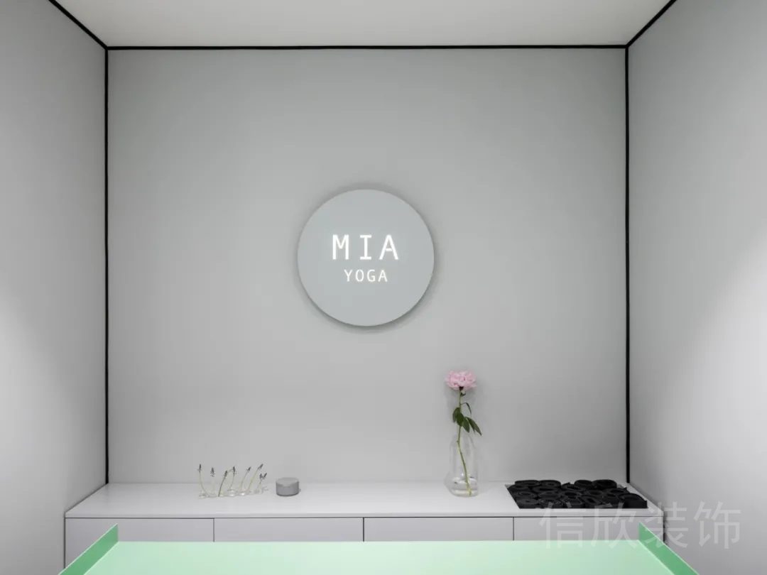 深圳市mia瑜伽機構(gòu)白色背景板瑜伽機構(gòu)設(shè)計