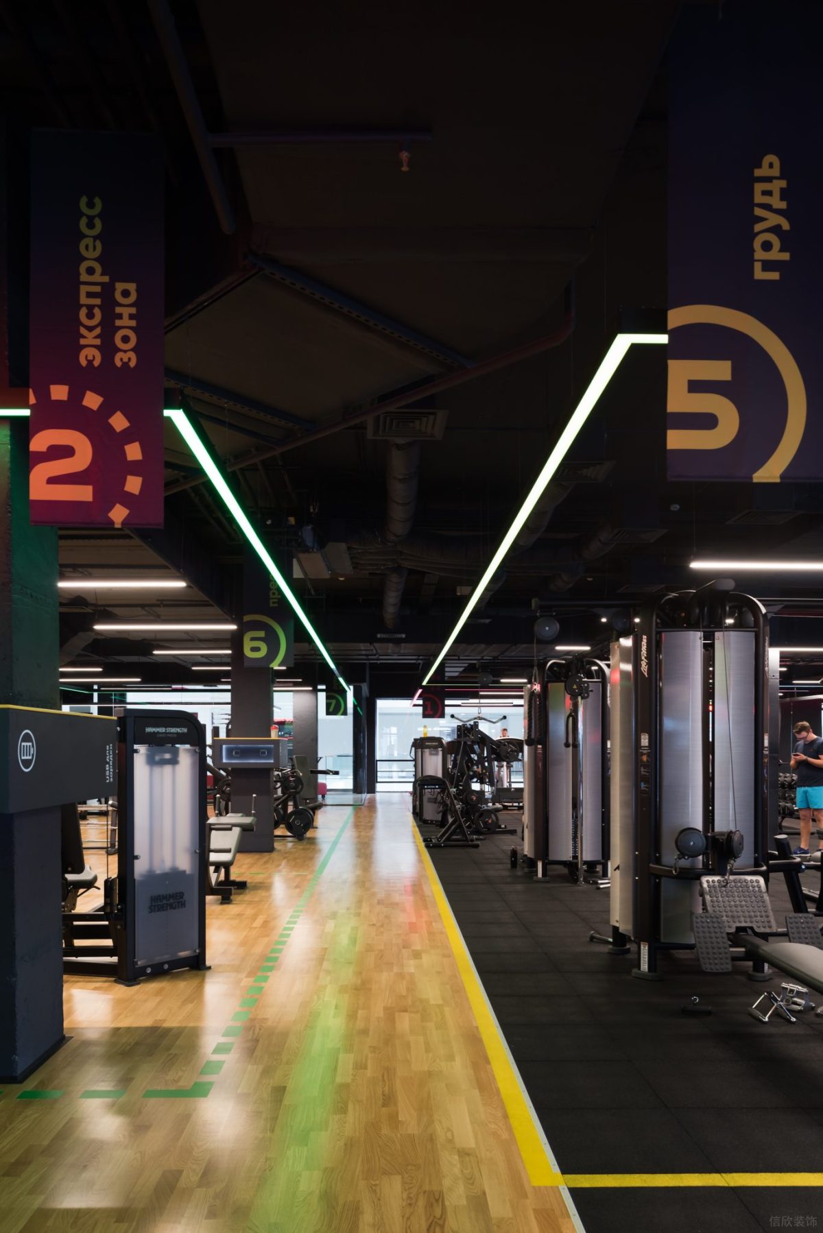 數(shù)字引導(dǎo)直線式木質(zhì)過道健身房設(shè)計(jì)圖