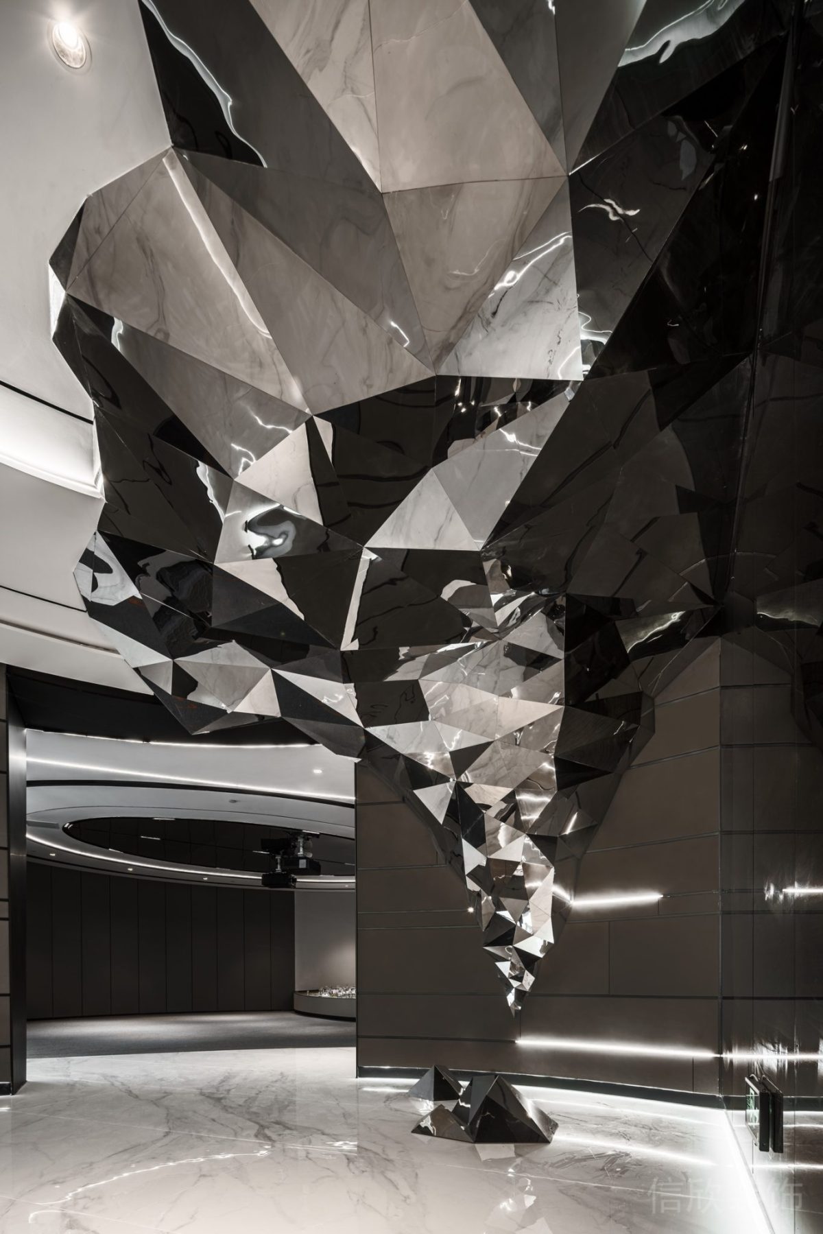 現(xiàn)代風多切割面藝術品裝修設計