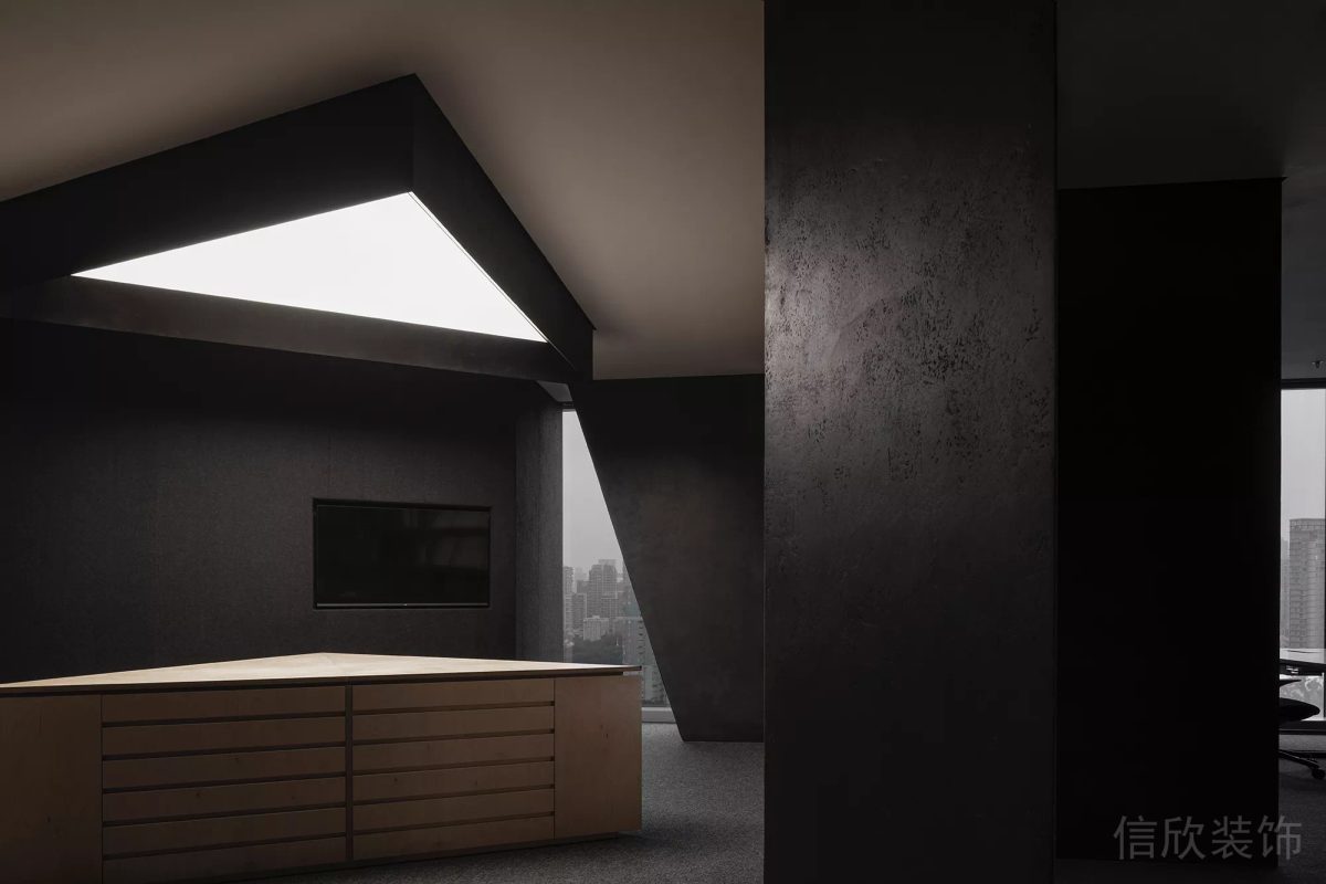 現(xiàn)代工業(yè)風(fēng)三角形桌子搭配三角形吸頂燈效果圖