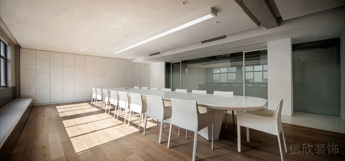 現(xiàn)代簡(jiǎn)約白色桌椅搭配原木地板會(huì)議室裝修設(shè)計(jì)
