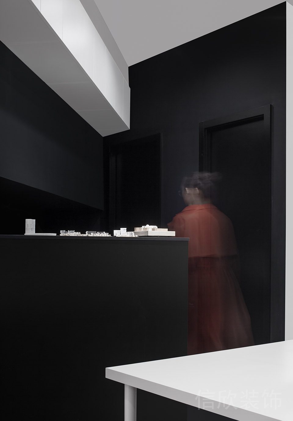 現(xiàn)代簡(jiǎn)約黑白色調(diào)交叉辦公室裝修設(shè)計(jì)