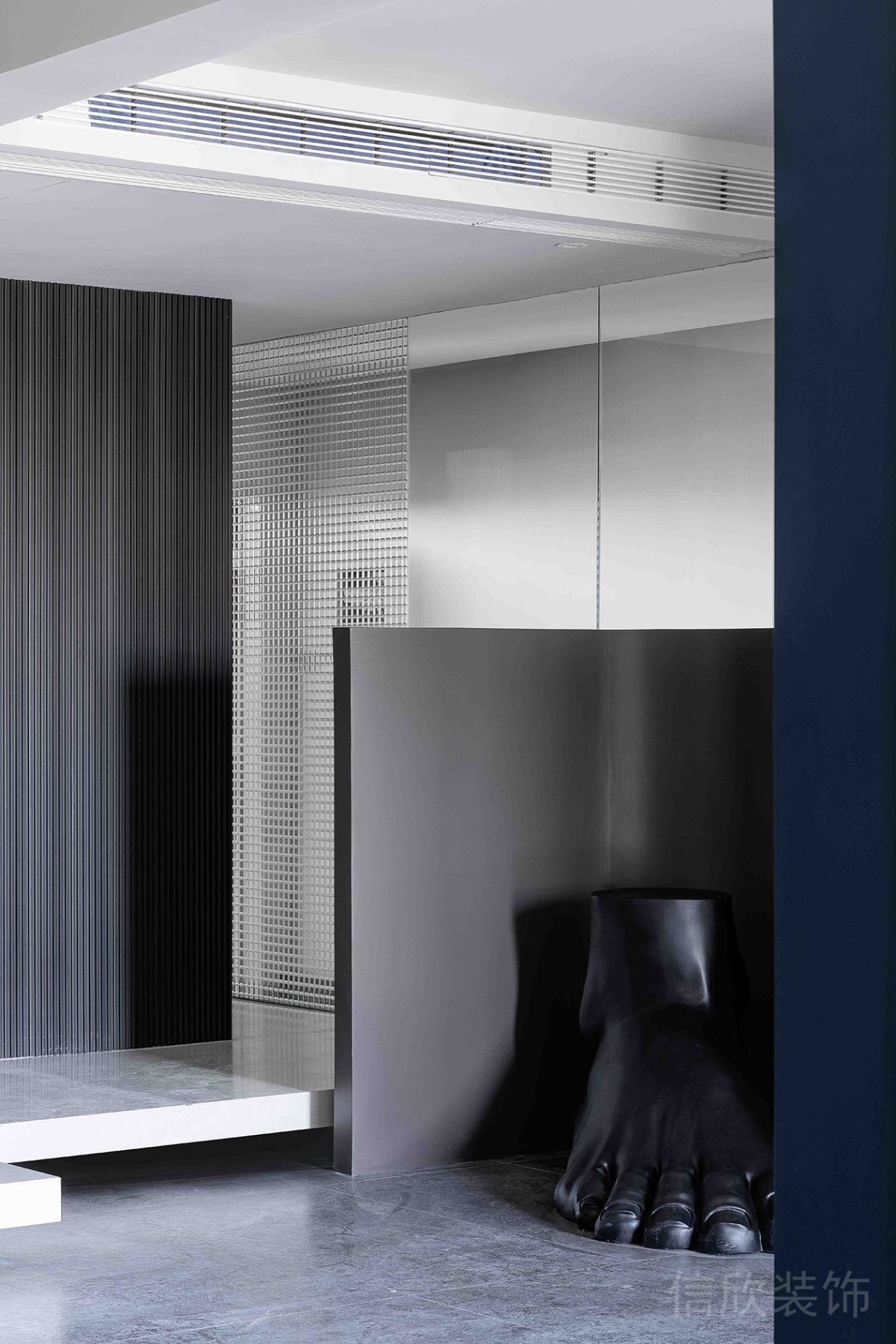 現(xiàn)代簡約黑色腳掌藝術品裝修設計