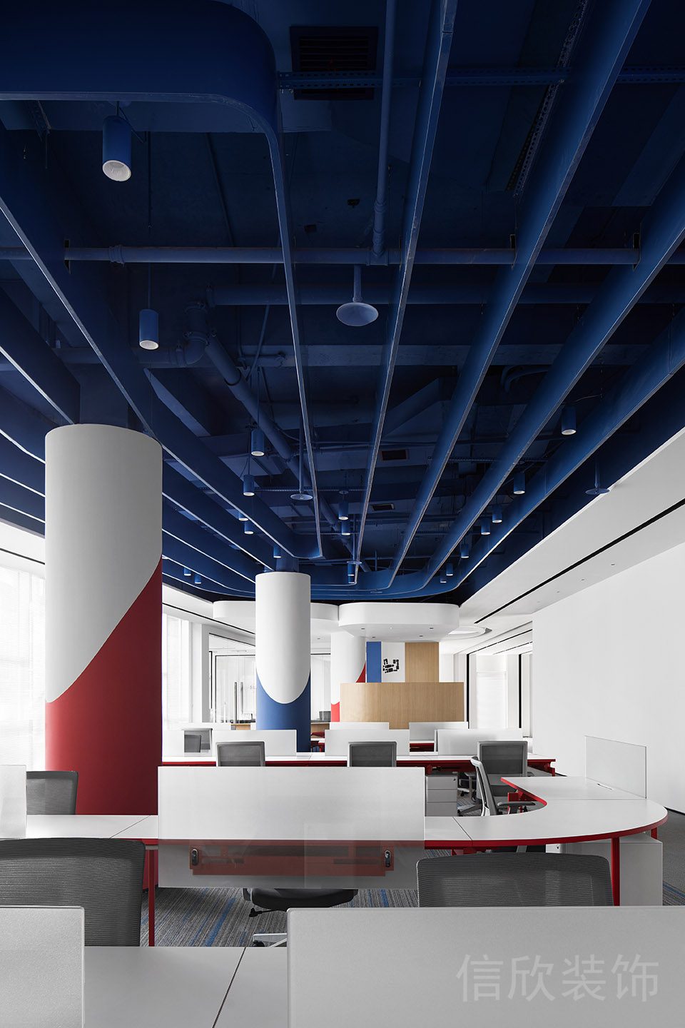 現代簡約環(huán)形桌板辦公室效果圖