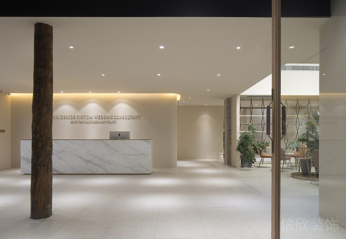 現(xiàn)代奶油風(fēng)樹木墻柱前臺區(qū)辦公室設(shè)計