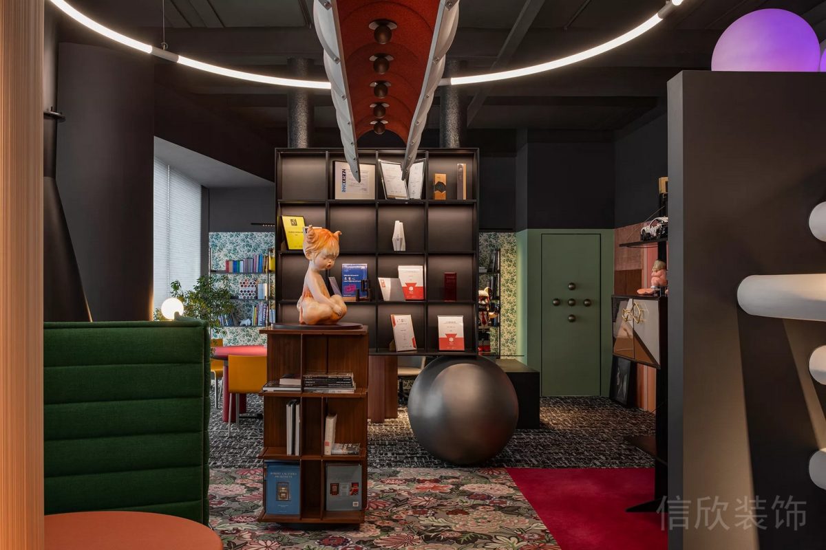 現(xiàn)代藝術(shù)毛毛蟲(chóng)樣式條形吊燈辦公室裝修設(shè)計(jì)