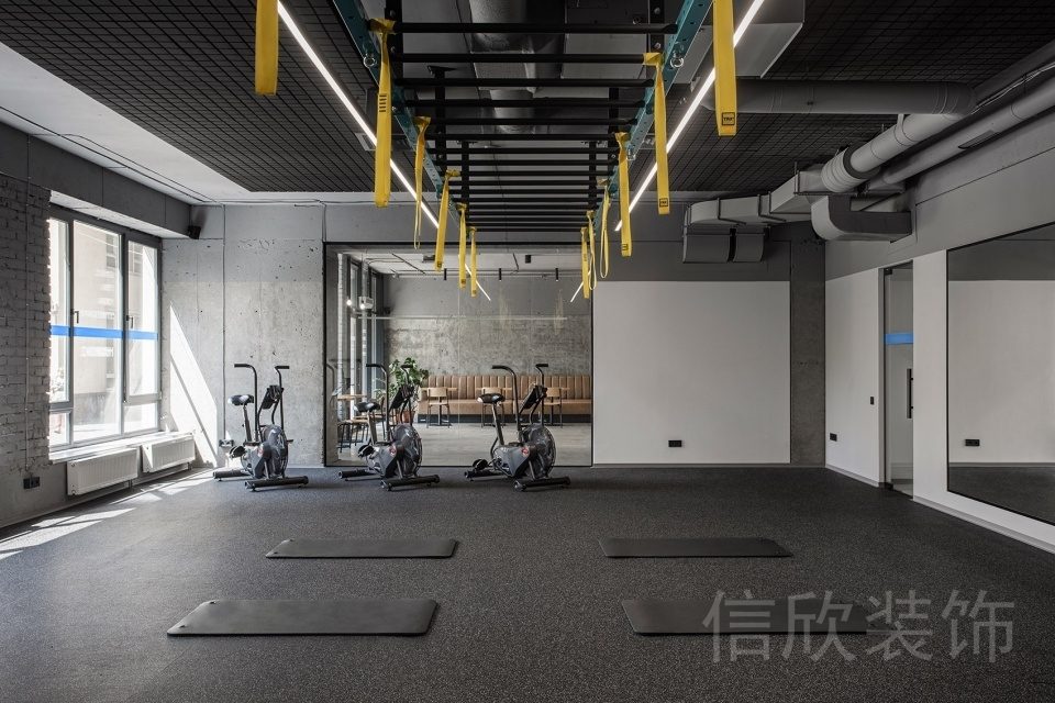 瑜伽大教室動感單車裝修設計工業風灰調教室