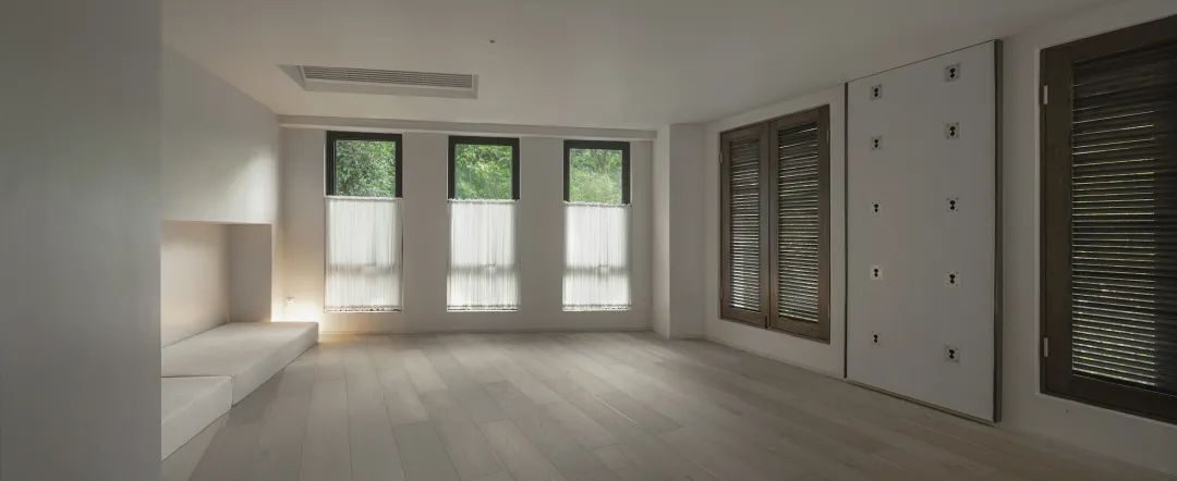 瑜伽大教室裝修墻體窗戶設計休息區榻榻米設計圖