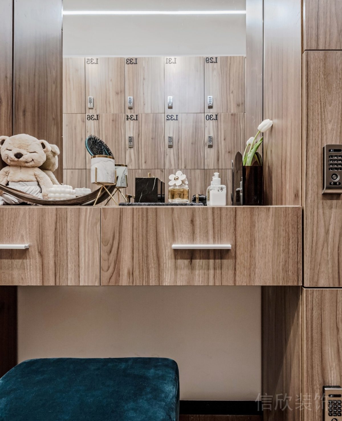 瑜伽機(jī)構(gòu)梳妝臺休息區(qū)鏡面定制一體式設(shè)計