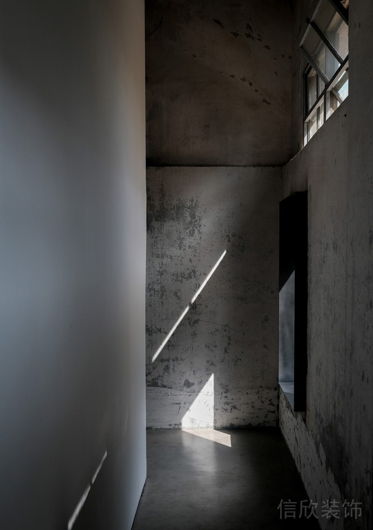 瑜伽機(jī)構(gòu)做舊水泥墻面健身房過道裝修