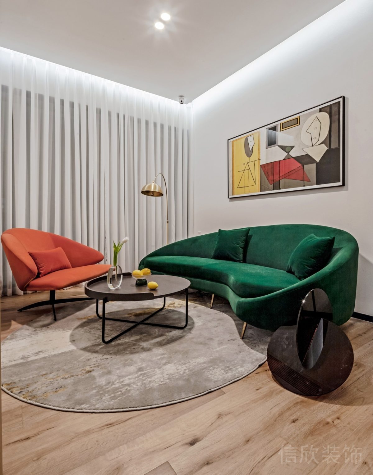 瑜伽教室休息區(qū)綠色沙發(fā)設(shè)計木質(zhì)地板