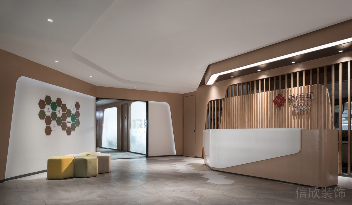 原木風(fēng)前臺裝修設(shè)計辦公室