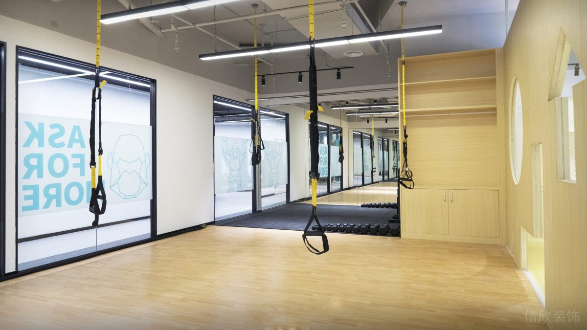 原木裝修瑜伽區(qū)透明玻璃門板設計