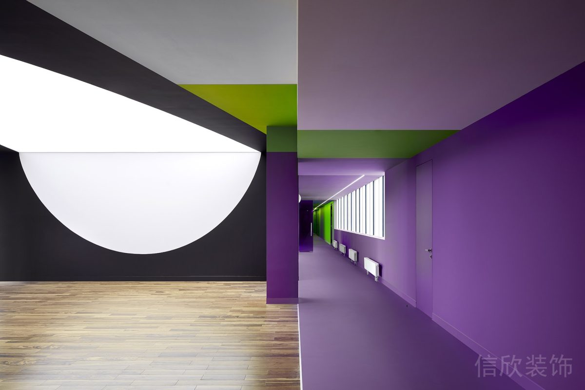 紫色過道健身房機(jī)構(gòu)半圓墻體設(shè)計(jì)
