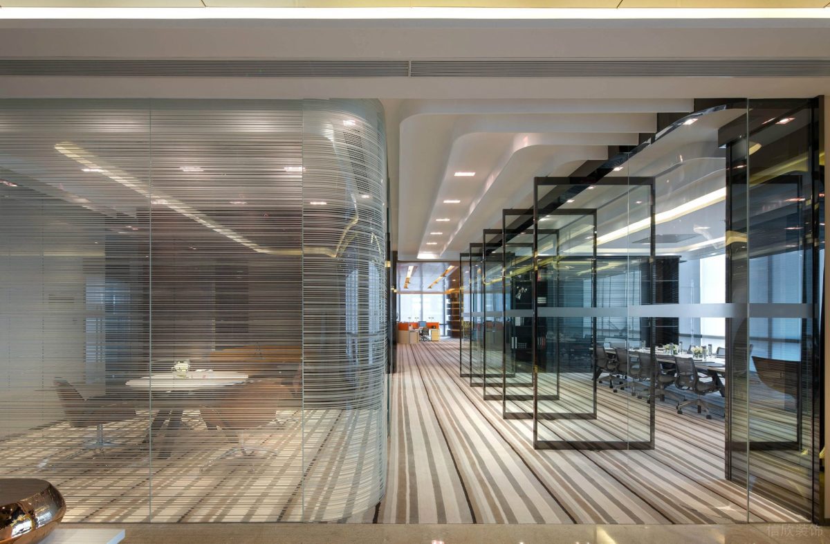 辦公室旋轉(zhuǎn)玻璃門(mén)金屬現(xiàn)代弧線墻體隔斷會(huì)淹死過(guò)道地毯走廊裝修