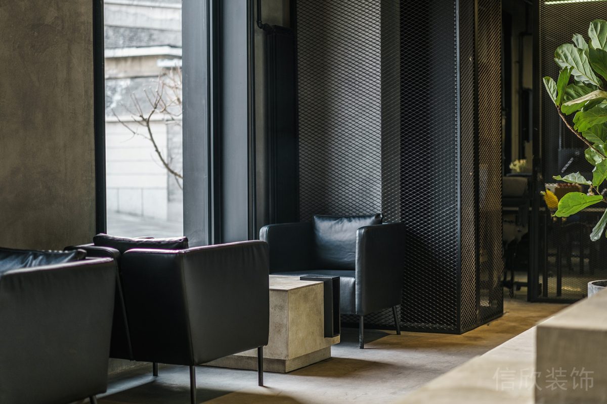 辦公室裝修窗邊工業(yè)風設計皮革沙發(fā)