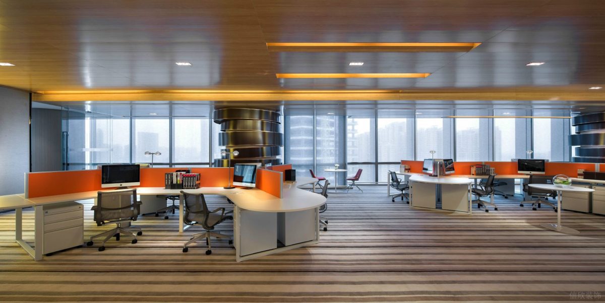 橙色隔斷員工開(kāi)發(fā)區(qū)域辦公室工作做桌裝修地毯效果圖鏤空木制天花
