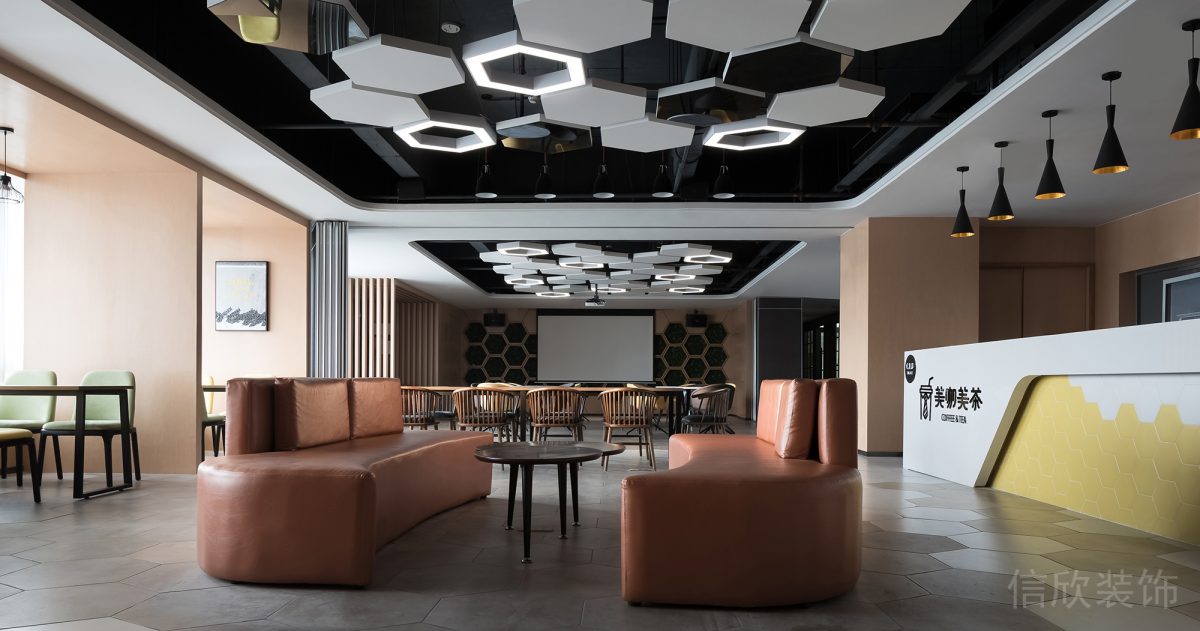 對稱式皮革沙發(fā)設(shè)計蜂窩式方塊懸吊式天花板裝修辦公室就餐區(qū)設(shè)計圖