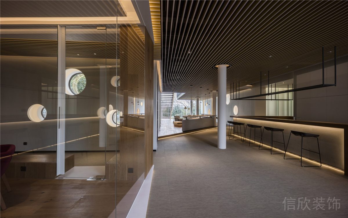 高透玻璃門板裝修灰色地毯地板設(shè)計(jì)辦公室吧臺裝修效果圖