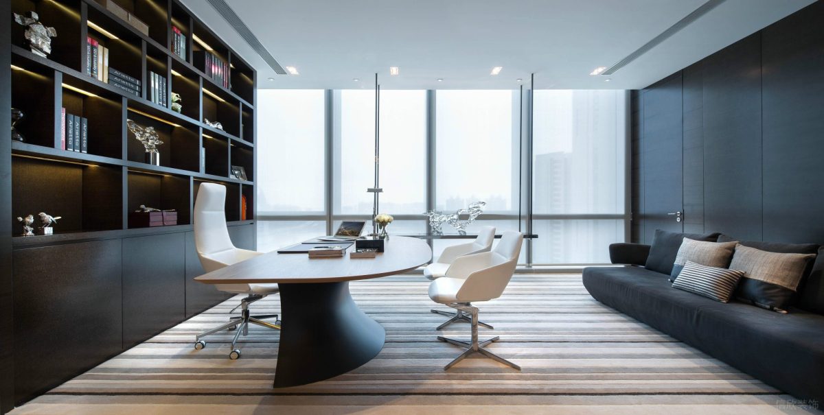 黑白色調(diào)會(huì)議室裝修效果黑色沙發(fā)收納墻柜玻璃辦公室效果