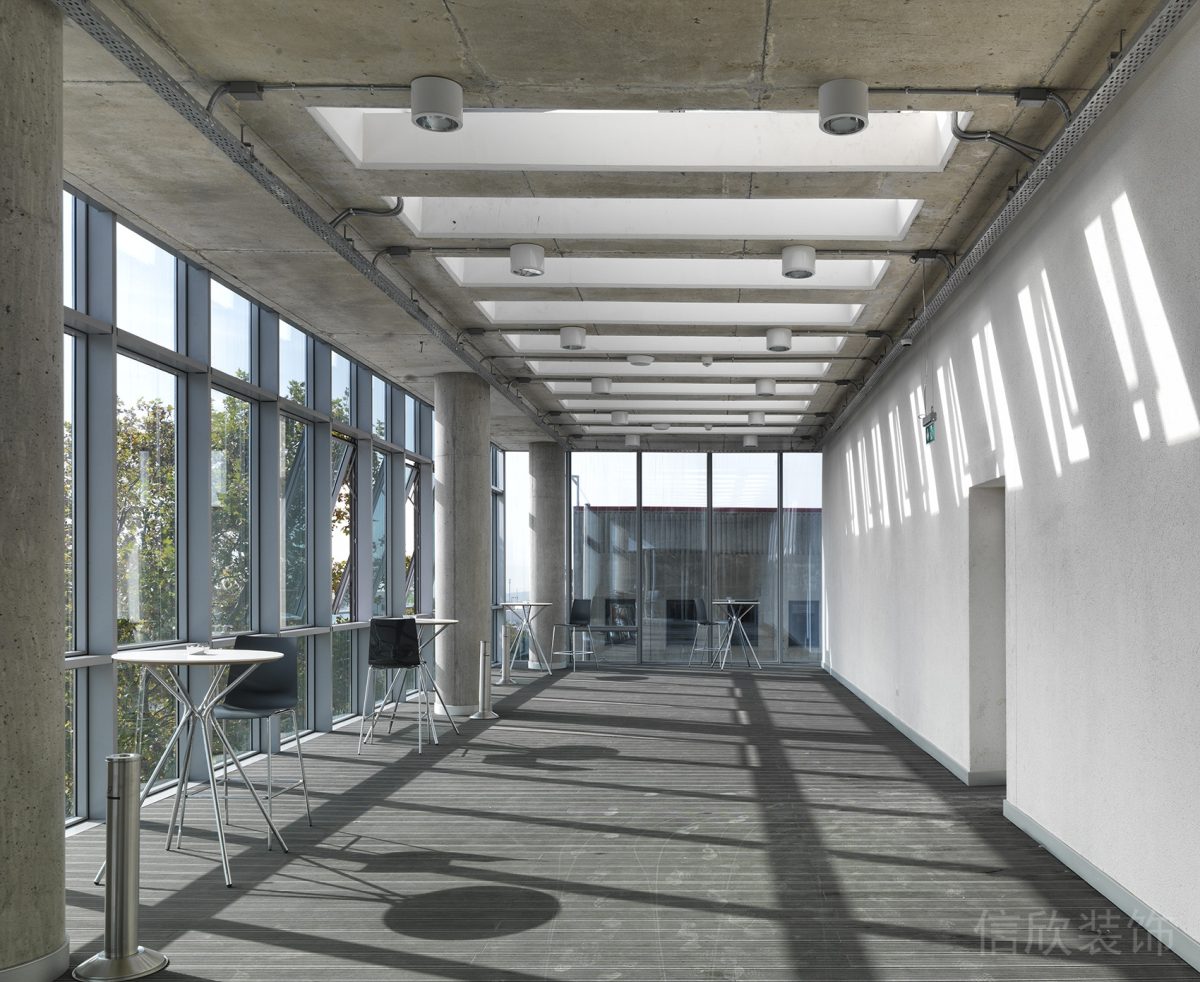 黑白色調(diào)極簡風(fēng)桌椅設(shè)計(jì)灰色原木風(fēng)地板裝修辦公室休息區(qū)裝修設(shè)計(jì)