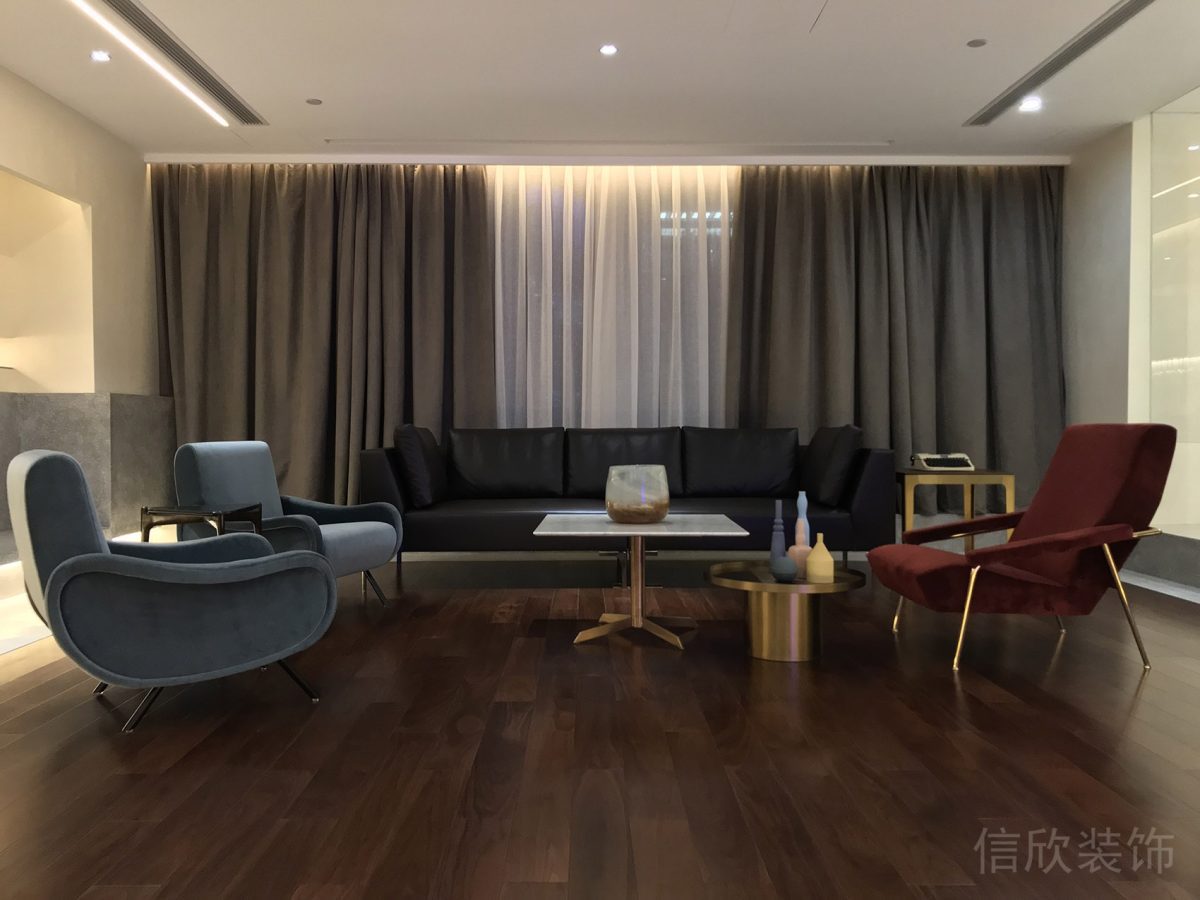 紅藍色調(diào)反絨皮懶人沙發(fā)設(shè)計黑色皮革裝修原木地板辦公室員工休息區(qū)設(shè)計圖