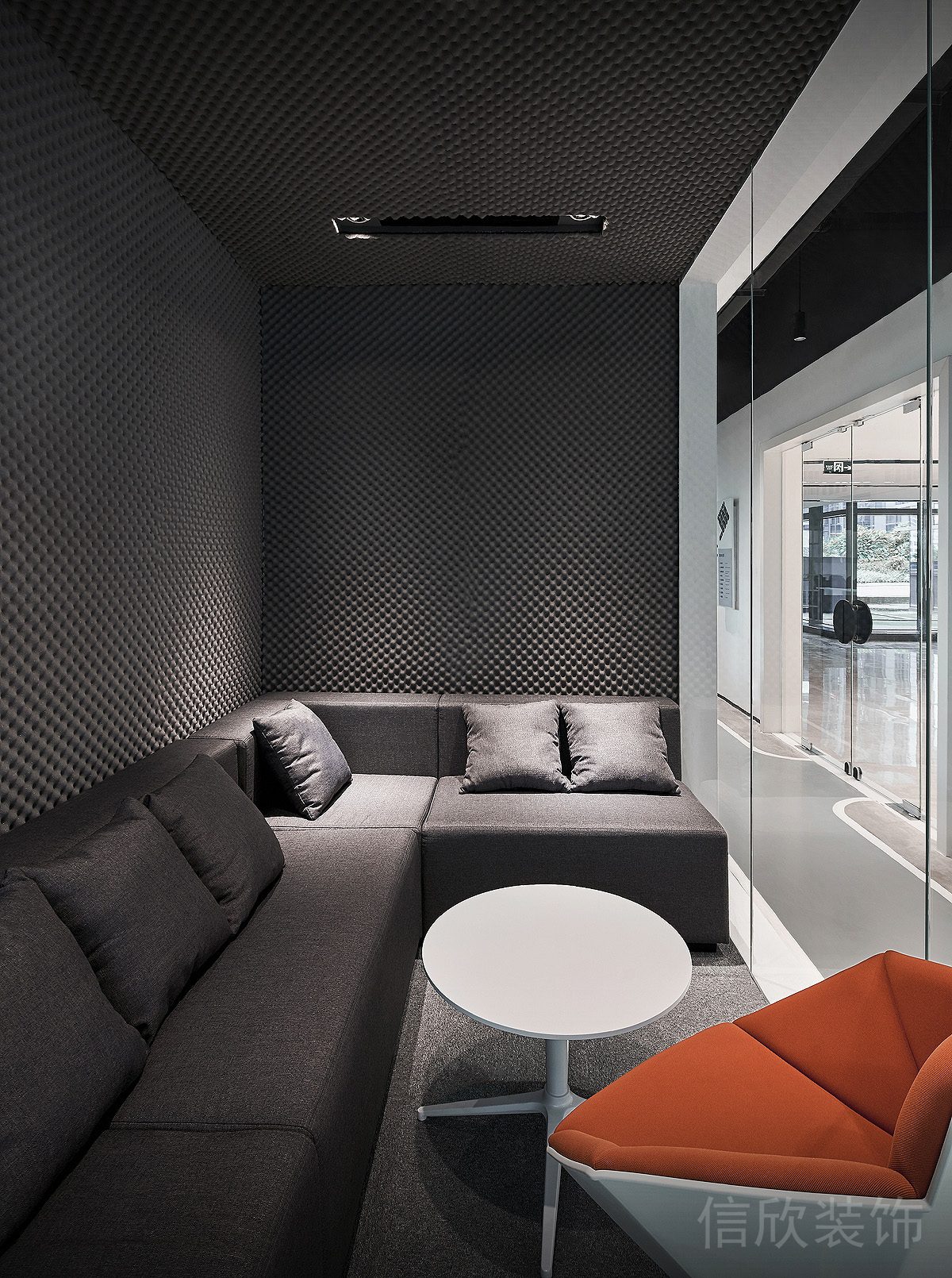 灰色墻紙天花板撞色極簡橙色可旋轉座椅辦公室休息區