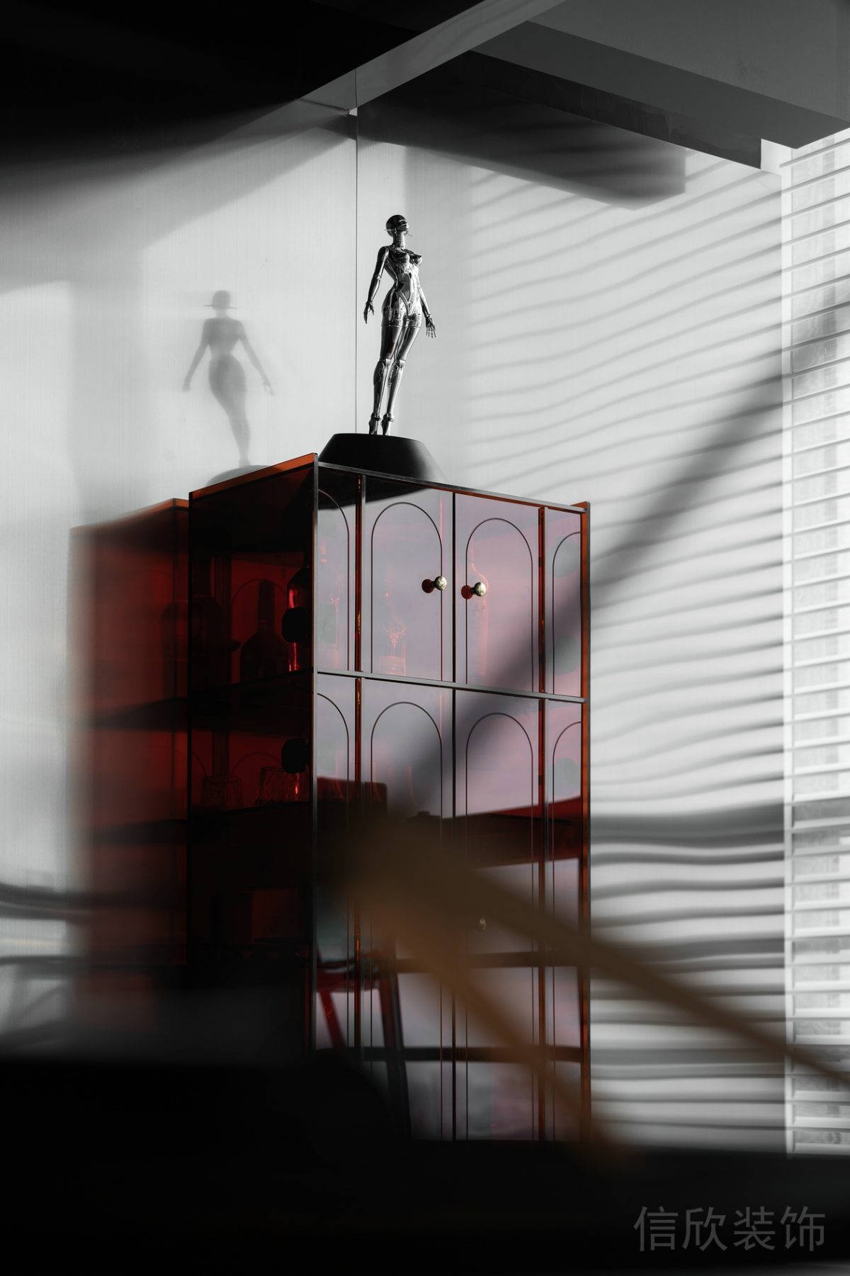 紅色塑料半透明置物柜裝修設計搭配藝術品辦公室效果圖