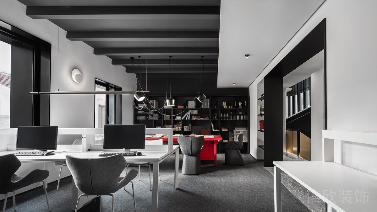 紅色桌板搭配灰色藝術(shù)極簡椅子辦公室會(huì)議室裝修設(shè)計(jì)圖
